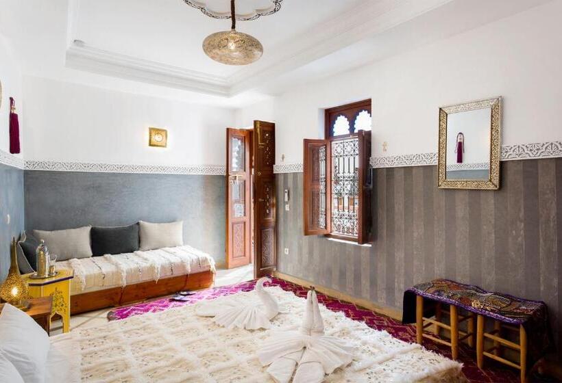 ریاض Astra Damus