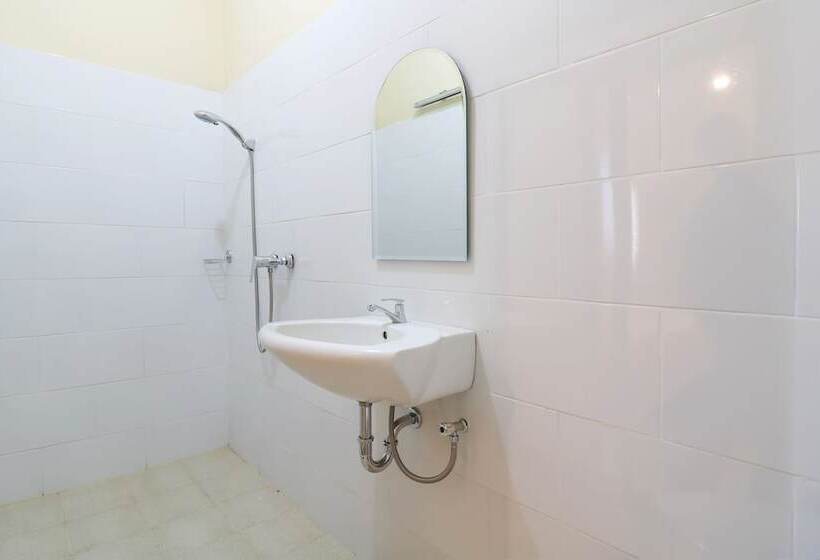 בית מלון כפרי Kenanga Homestay By Oyo Rooms