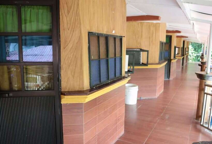 בית מלון כפרי Nipa Hut Resort