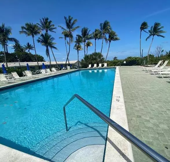 هتل Silver Sands Beach Resort