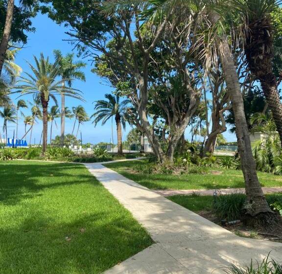 בית מלון כפרי Silver Sands Beach Resort