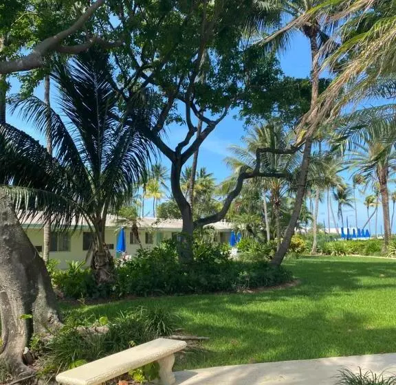 هتل Silver Sands Beach Resort