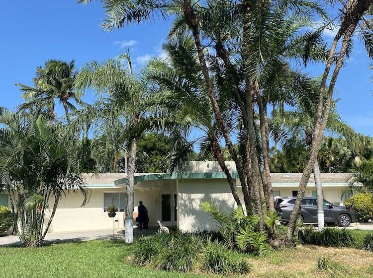 בית מלון כפרי Silver Sands Beach Resort