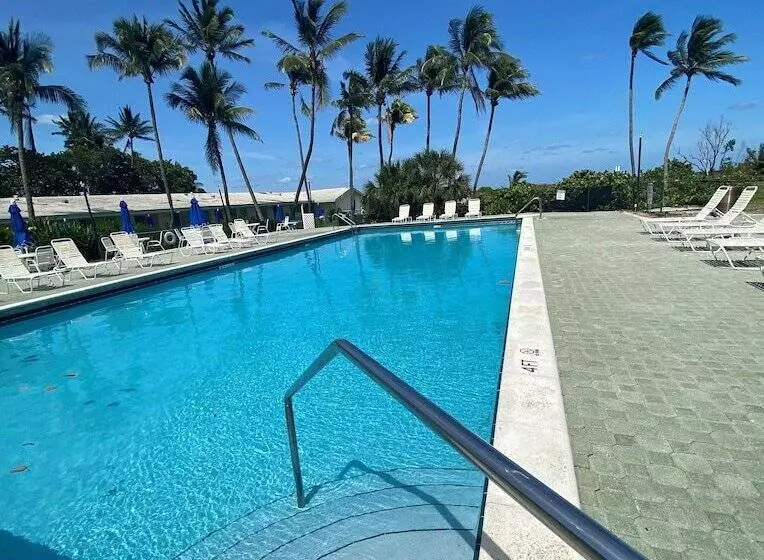 هتل Silver Sands Beach Resort