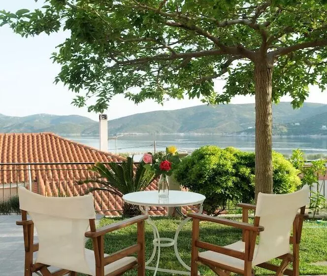 Hotelli Triantafilia Guesthouse