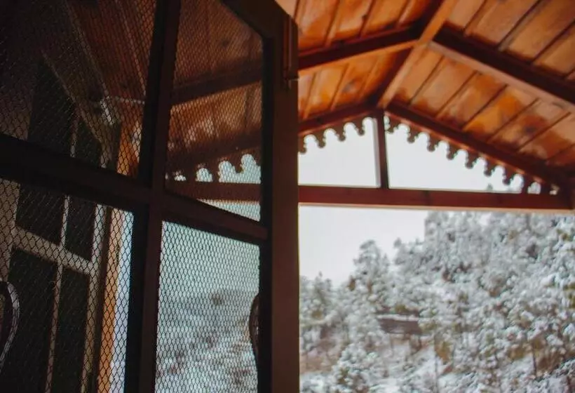 ホテル Thehimalayanliving Whistling Pines