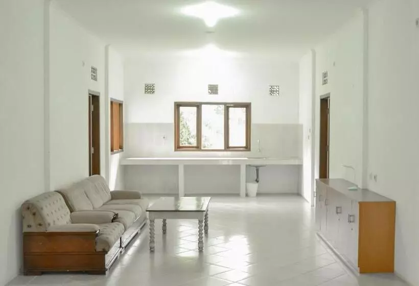 Hotelli Bumi Ciboled Mitra Reddoorz Near Gerbang Tol Pamulihan