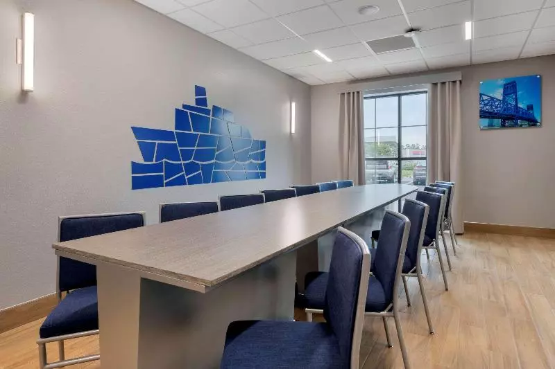 ホテル Comfort Inn & Suites Jacksonville   Orange Park Near Naval Air Station