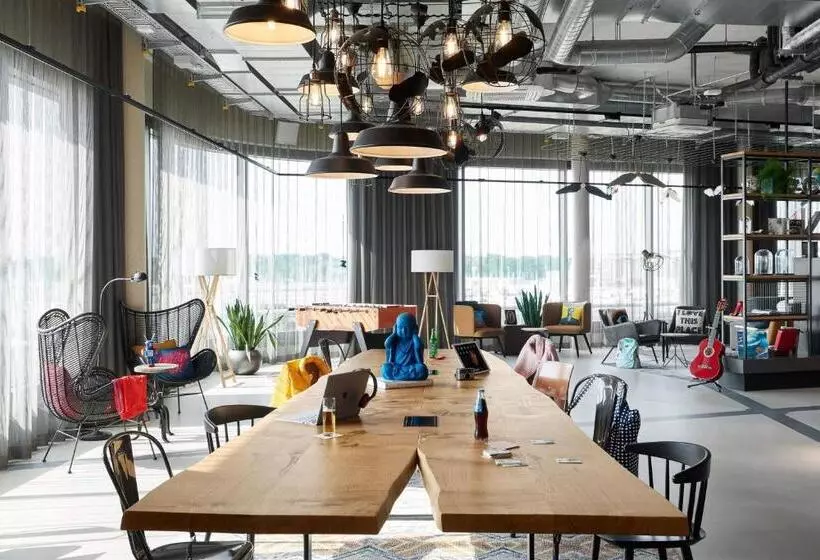 ホテル Moxy Cologne Bonn Airport