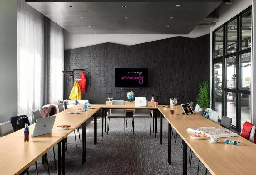 ホテル Moxy Cologne Bonn Airport