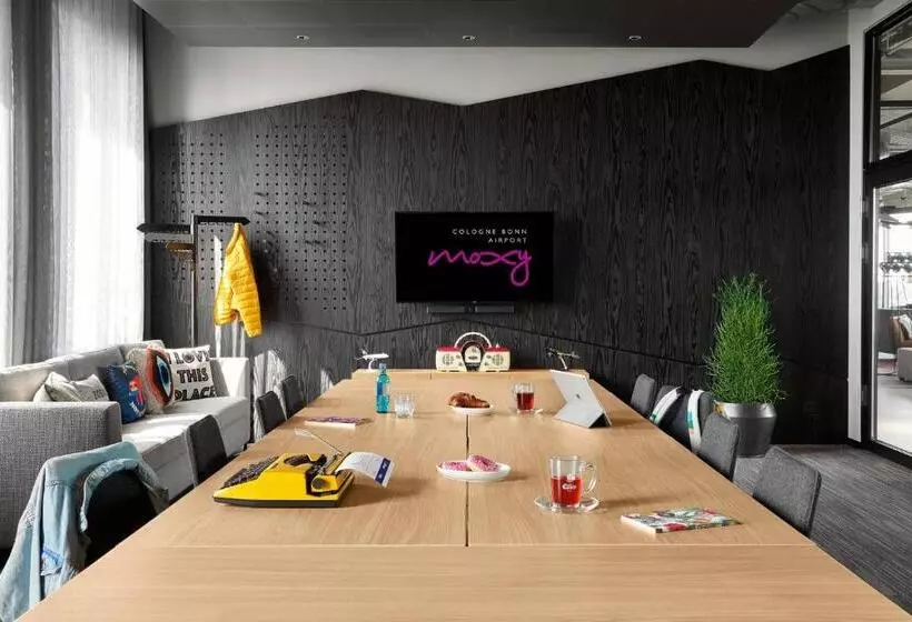 ホテル Moxy Cologne Bonn Airport