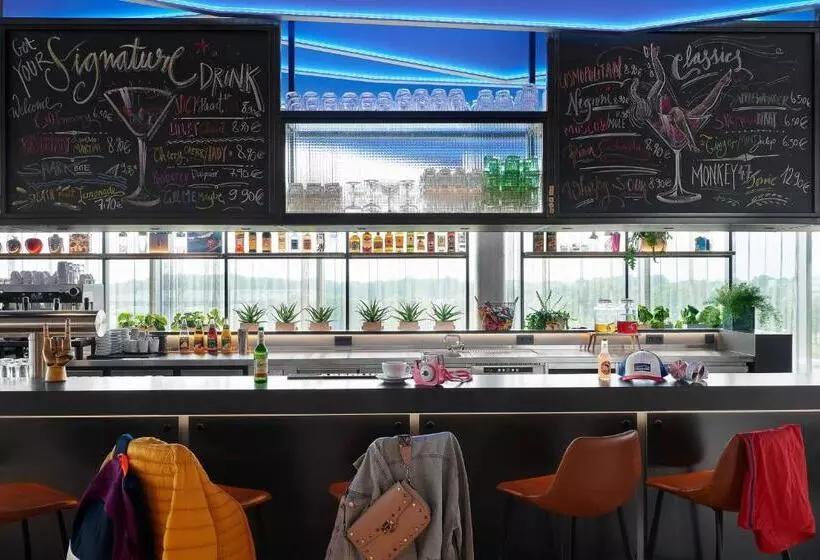 ホテル Moxy Cologne Bonn Airport