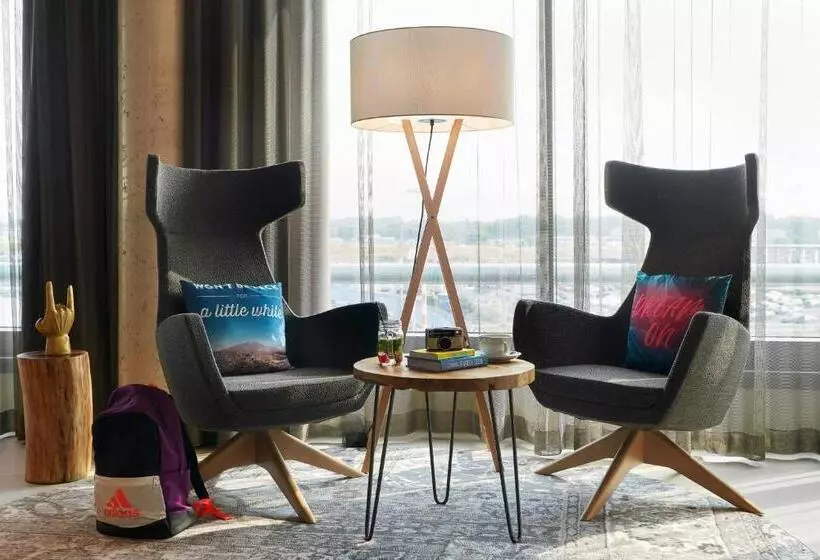 ホテル Moxy Cologne Bonn Airport