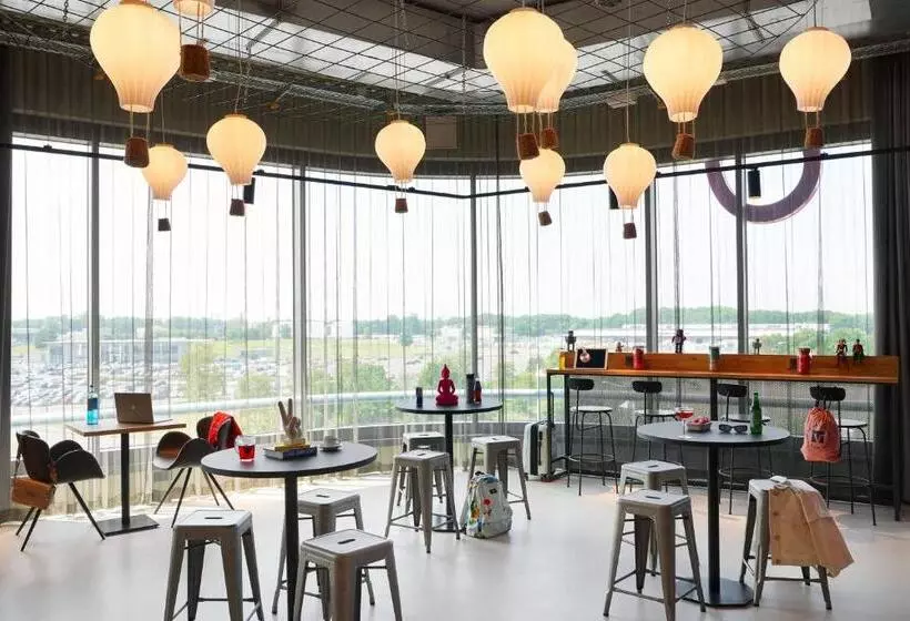 ホテル Moxy Cologne Bonn Airport