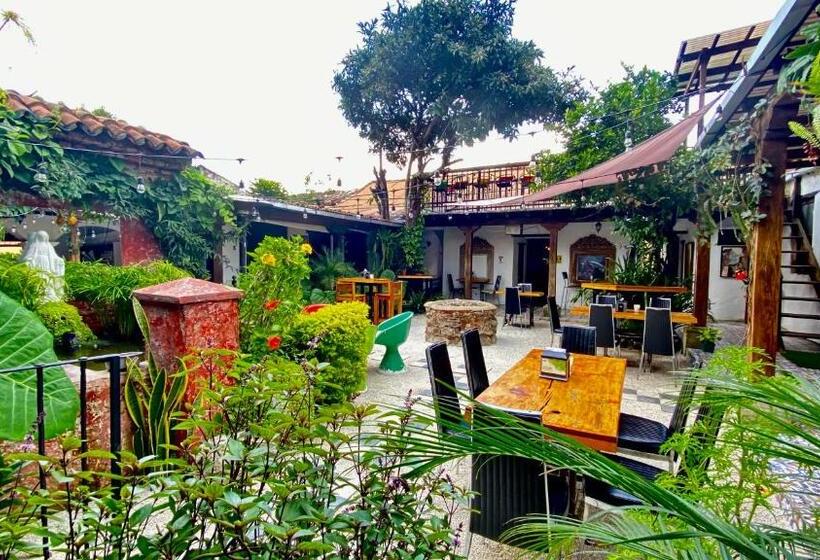 هتل Nikikot Hostel &