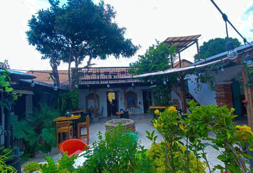 هتل Nikikot Hostel &