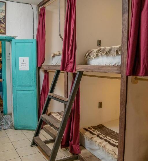 هتل Nikikot Hostel &