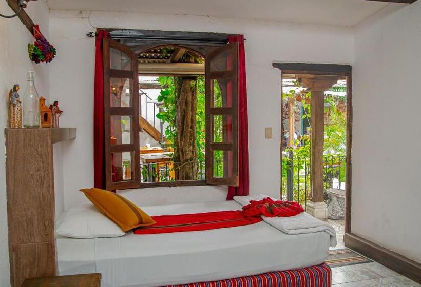 هتل Nikikot Hostel &