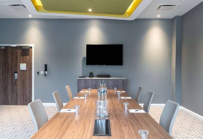 Отель Hampton By Hilton High Wycombe