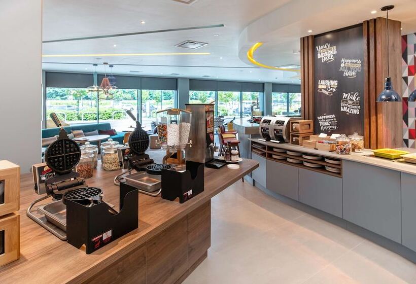 Отель Hampton By Hilton High Wycombe