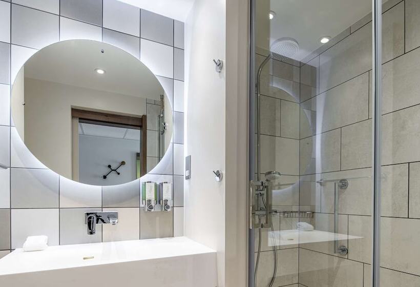 Отель Hampton By Hilton High Wycombe