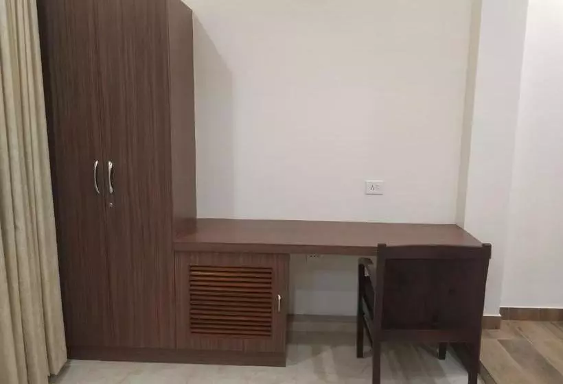 ホテル Awadh Inn