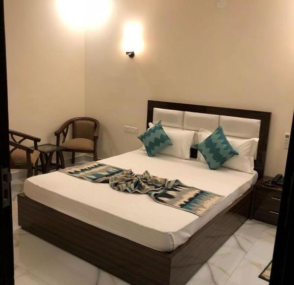 Hotel Wisteria Main Highway