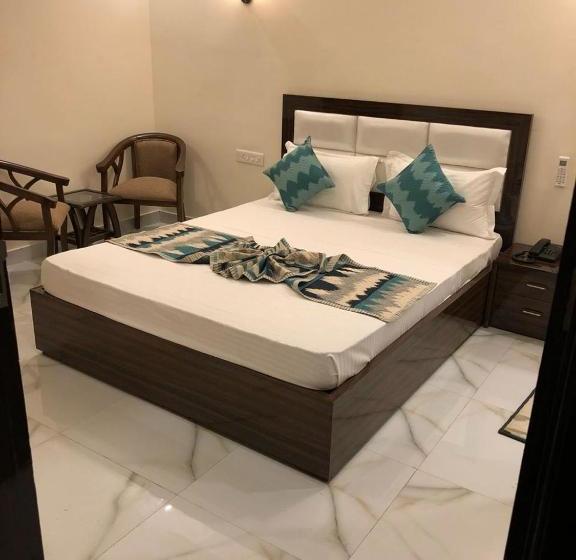 Hotel Wisteria Main Highway