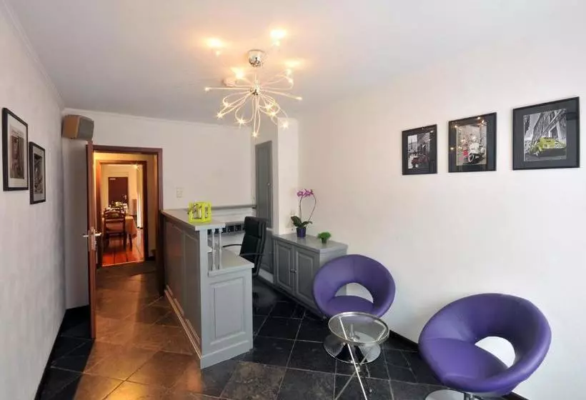 Отель Hôtel Du Perron