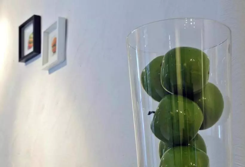 Отель Hôtel Du Perron