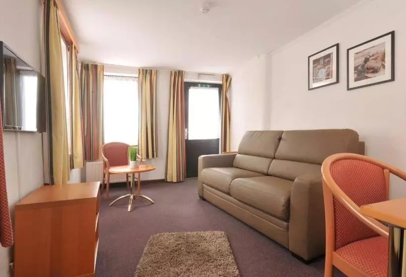 Отель Hôtel Du Perron