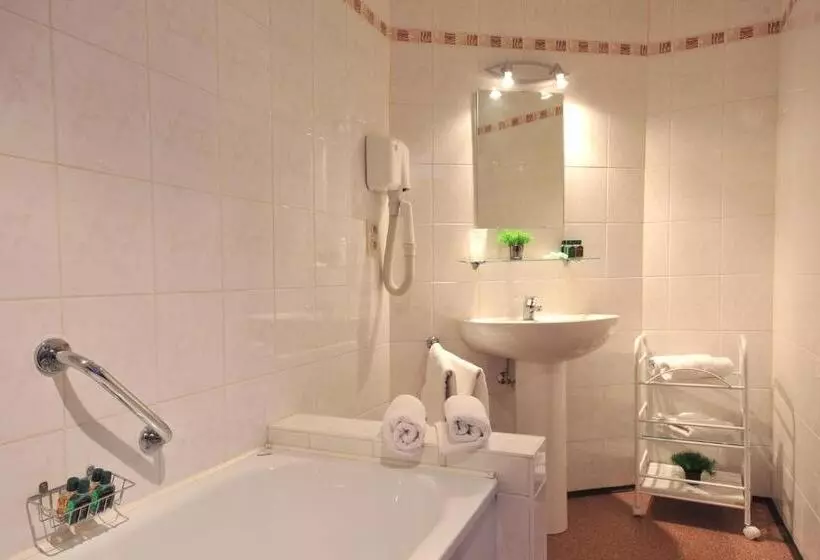 Отель Hôtel Du Perron