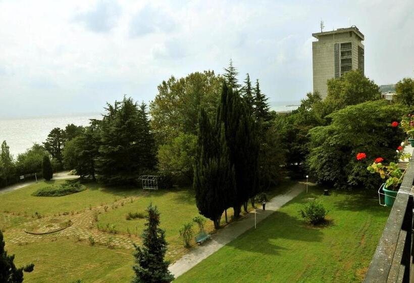 בית מלון כפרי International House Of Journalists Resort