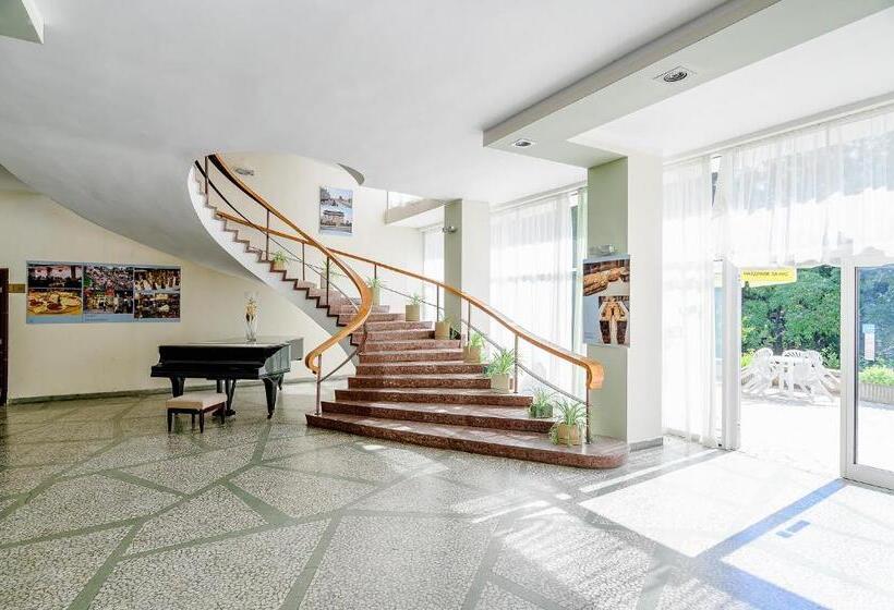 בית מלון כפרי International House Of Journalists Resort