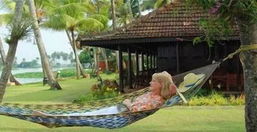 هتل Kayaloram Heritage Lake Resort