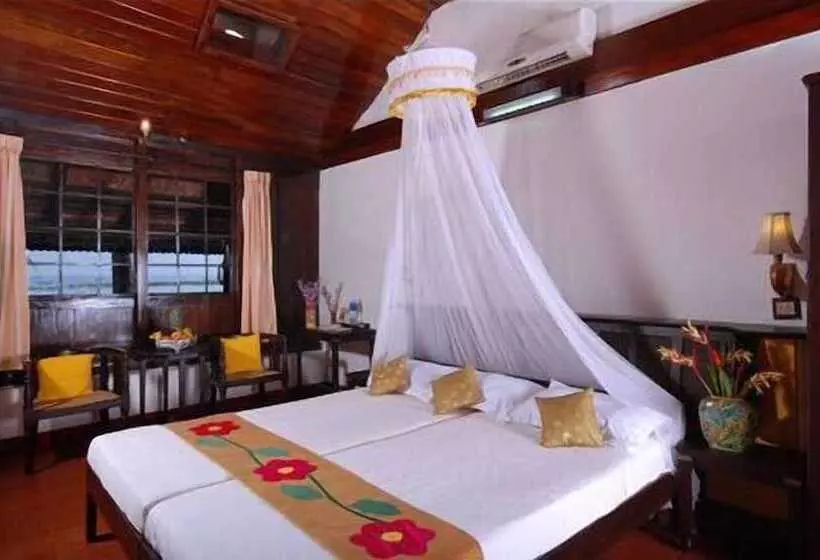 هتل Kayaloram Heritage Lake Resort