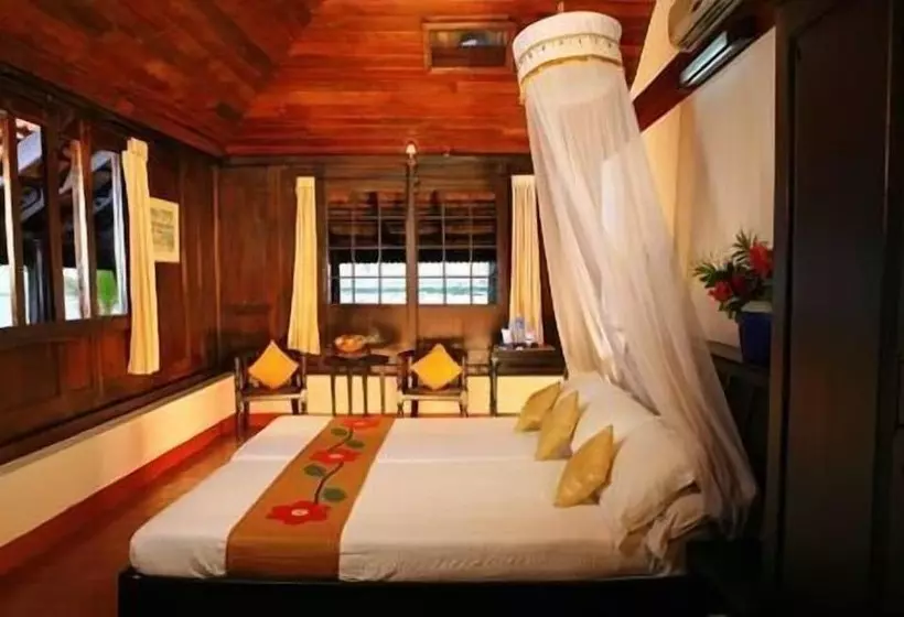 هتل Kayaloram Heritage Lake Resort