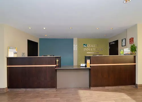 ホテル Quality Inn & Suites Airport
