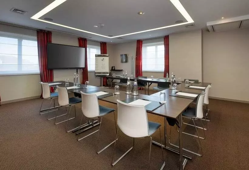 Отель Van Der Valk Waterloo