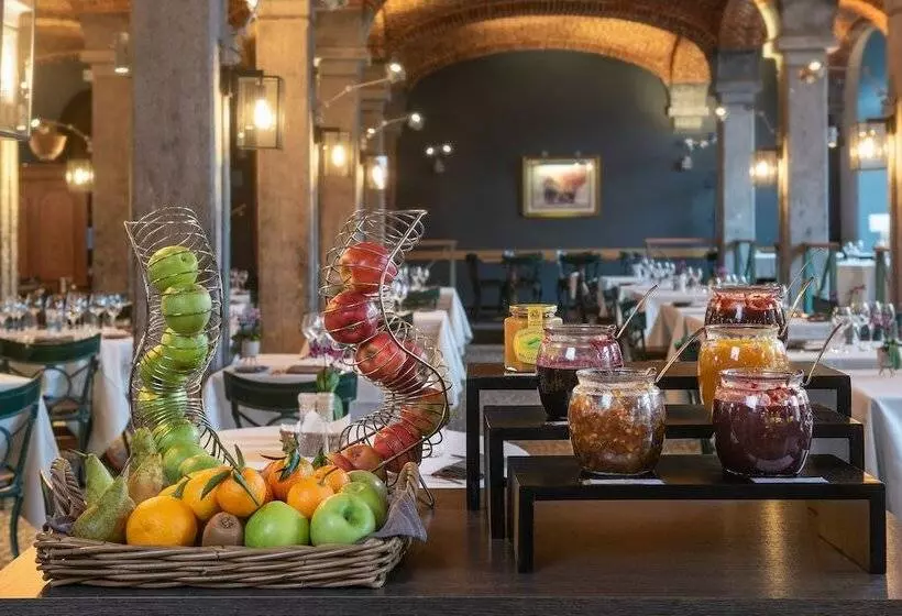 Отель Van Der Valk Waterloo