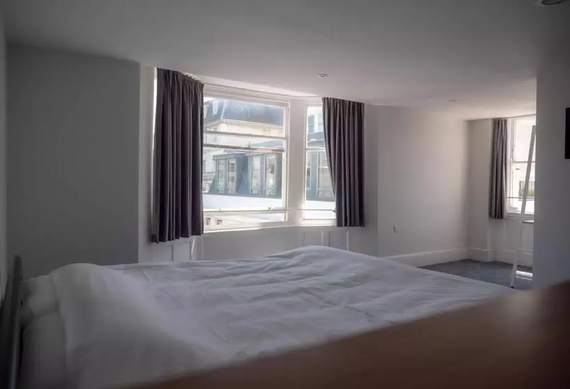 هتل A&o Brighton Beach