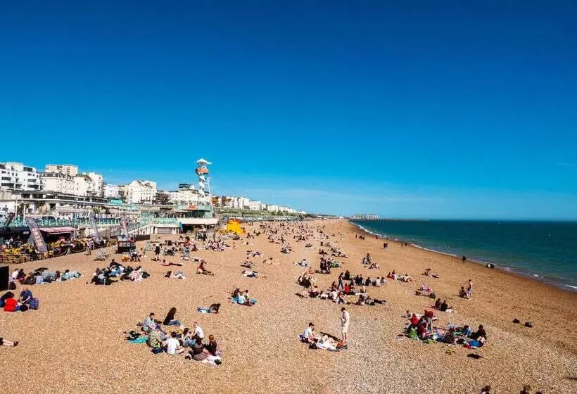 هتل A&o Brighton Beach