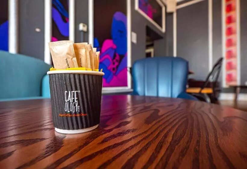 هتل A&o Brighton Beach