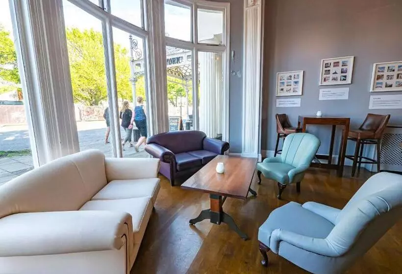 هتل A&o Brighton Beach