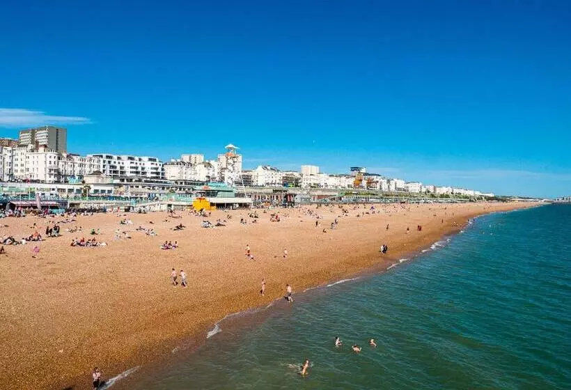 هتل A&o Brighton Beach