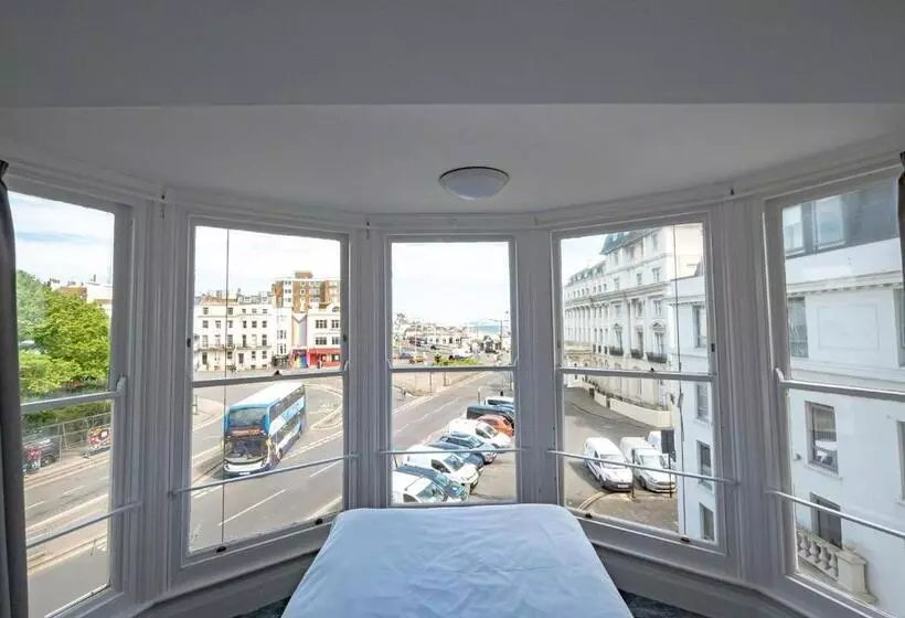 هتل A&o Brighton Beach