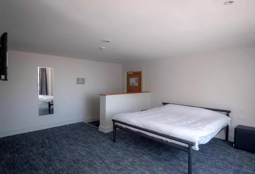 هتل A&o Brighton Beach