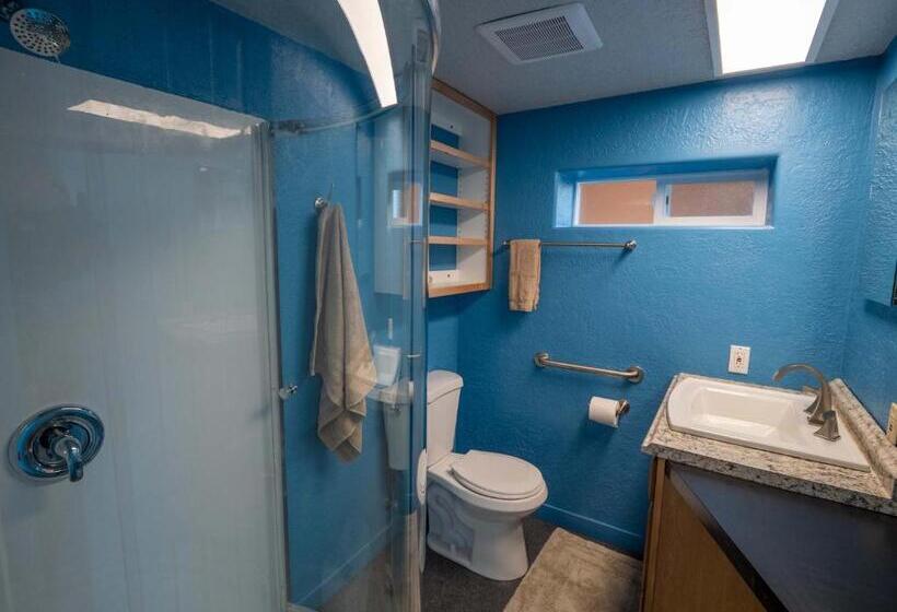 تختخواب و صبحانه Good Karma Inn