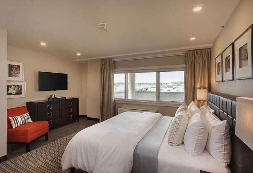 Fathoms Hotel & Marina