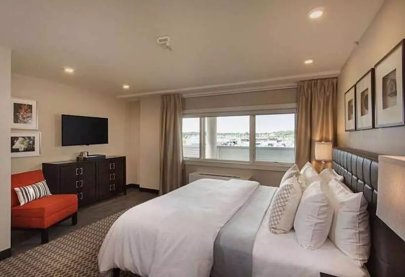 Fathoms Hotel & Marina